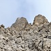 Blick zum Gipfel; zwei junge italienische Bergsteiger befinden sich im Abstieg. 