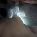 Mit Magnesium-Lichtern erleuchten die Höhlenführer die Eisformationen.