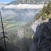 Aus den Flanken geht es schon tief ins Tal.
