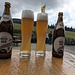 Wir gönnen uns noch ein schnelles (Helles) Abschieds-Weizen, die dunklen Wolken zeigen schon wieder was noch kommt.