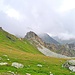 Auf einem schönen grünen Boden fanden wir dann eine direktere Verbindung hinüber zum Pass als wir sie eigentlich im Auge gehabt hatten. Sie führt links hinüber zu einem kleinen Joch zwischen der Tête de Fonteinte (links) und einem namenlosen Felskopf...