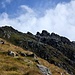 In cresta o una decina di metri sotto il filo di cresta, sempre sopra la conca