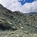 Es geht geradeaus zu einer bei guter Sicht unübersehbaren markanten Scharte im gegenüberliegenden Grat.