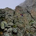 Die Route führt eine weitere Kletterpassage hinauf.