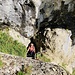[u Christa] verlässt den steilen Gang durch die Höhle