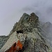 Kalt war's hier, und neblig dazu. Normalerweise sieht man vom Gipfel aus den Alpenbogen, und zwar als echten Bogen, vom Nordosten über den Norden und den Westen bis zum Südwesten. 