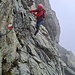 Es folgt eine ausgesetzte Passage, an der man sich gut auf die Ketten verlassen muss, während schräg abfallende Platten gequert werden. 