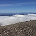 Von Süden drückt der Föhn die Woken an den Hauptkamm, nördlich ist es wolkenlos.