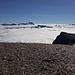 Die hohen Gipfel der Glocknergruppe schauen aus dem Wolkenmeer heraus. Im Vordergrund ist die Kristallwand. 