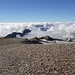 Der flache Südrücken des Hohen Zaunes, über den der Schlussanstieg verläuft. Die höchsten Dolomitengipfel sind gerade so zu sehen.