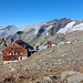 Am Defreggerhaus angekommen, geht der Blick nach Westen zum Großen Happ und Großen Geiger.