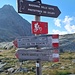 <b>Il percorso attraversa una zona caratterizzata da rocce montonate, pietraie, paludi e cespi d’erba. Dopo 520 m dalla partenza, un segnavia indica di svoltare a destra, in direzione sud, sempre su una mulattiera che mi porta a ridosso del versante W della meta prefissata. </b>