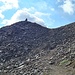 <b>Ad un certo punto la mulattiera si riduce a sentiero e per un tratto esposto è assicurato da una fune metallica. Attraversato un canale di sfasciumi e terriccio franoso raggiungo una selletta, a circa 2950 m di quota, in prossimità di un omone di pietre.</b>
