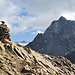 <b>La scena è dominata dall’imponente Corno dei Tre Signori (3360 m), il cui toponimo ricorda i tempi in cui la piramide divideva i domini della Repubblica di Venezia, del Principato vescovile di Trento e dei Grigioni.</b>