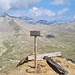 <b>Sguardo sul Passo Gavia.<br />Suppongo che le panche siano state ricavate da una vecchia croce di legno.</b>