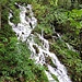 Unterwegs passierten wir zwei Wasserfälle, die durch den Starkregen angeschwollen waren, der seit dem Vortag fiel.