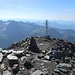 Gipfelkreuz mit Blick in den dunstigen Süden