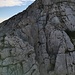 Blick vom Grundübeltrum zum Großen Grundübelhorn. Man kraxelt über den gebankten Fels links unter der Bildmitte aufi (III). 