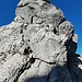 Rückblick von der Scharte auf den Grundübelturm. Das obere Stück wird 14 Meter abgeseilt, das untere kann man gut abklettern (III).