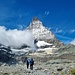 Abstieg zum Vorfeld des Furgggletschers auf dem Gletschertrail. Pioniervegetation besiedelt die kargen Steinböden 