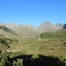 Die Lage des Valgraggeskopfes im Valgraggeskamm; gesehen aus dem Bereich Bielerhöhe (07.09.2013). Die Route (über die Grasrampe und hinauf bis kurz vor den Sattel rechts des Gipfels) ist voll einsehbar.