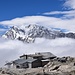 Die Bergstation der Bergbahn von der italienischen Seite mit dem Mont Blanc Massiv im Hintergrund.