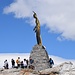 Regen Menschenandrang vor der Statue.