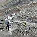 Querung der Mittelmoräne zwischen Grenz- und Gornergletscher bei leichtem Regenschauer