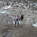 Aufstieg mit Seilhilfe über geschliffene und nasse Felsen