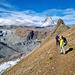 Wandern in prächtiger Landschaft. Tiefblick zum Gornergletscher. Wie schon am Vortag drücken Wolken von Süden her.  