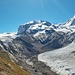 Windfahnen an Dufourspitze und Nordend. Die Monte Rosa Hütte zeigt sich bald nach Beginn der Wanderung