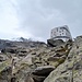 Rückblick zur komfortablen Monte Rosa Hütte beim Abstieg auf dem alten Hüttenweg