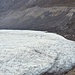 Blick zum Grenzgletscher, der am rechten Rand traversiert wird. Einige Berggänger sind auf dem grossen Gletscher auszumachen.