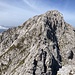 Reißkofel von Westen, welchen man durch einen kurzen Zwischenabstieg und Wiederaufstieg erreicht.<br />Es ist harmloser als es aussieht, der Weg ist zumal hier nicht sichtbar da ers auf der anderen Seite ist