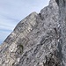Einschitt im Rückspiegel, welcher auf gerölligen Grund abgestiegen werden muss, oben hat es auf den ersten 20 Metern ein Seil.<br /><br />Es sieht hier auf dem Photo steiler aus als es in wirklichkeit ist. 