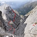 Weiterweg - aufgenommen von der Stelle ab derer ich den Pfeil im nachfolgenden Bild skizziert habe. <br /><br />Am 14. Punkt (vom Seil aus gezählt) befindet sich die kurze I+  Schlüsselstelle welche bei meiner gewählten Richtung hoch(!)geklettert werden muss.<br /><br />Es sieht heir wiederum steiler aus als es sich (subjektiv) vor Ort anfühlt