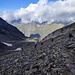 Abstieg aus der Scharte hinab zur Johannishütte mit Blick ins Dorfertal 