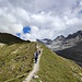 Einfacher Wegabschnitt mit Blick zur Weißspitze