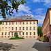 Das Schloss Wiser. 1704. Damals erwarb Graf Ferdinand Andreas von Wiser zu Leutershausen den Bettendorffschen Besitz (der 1688 zerstört worden war). Auf dessen Grund und Boden wurde dann 1710 von dem Vorarlberger Baumeister Johann Jakob Rischer das Schloss Wiser errichtet. Die nach Süden ausgerichtete Fassade zeigt einen südländisch-oberitalienischen Stil, im Übergang der Renaissance zum Barock. Das Schloss ist umgeben von einem Schlossgarten, der mit Skulpturen geschmückt ist. Bis heute befindet sich das Schloss im Privatbesitz der Grafen von Wiser, die es auch bewohnen. Zu besichtigen gibt es daher leider nichts. 