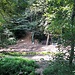 Dann sieht man bald diesen Waldspielplatz.