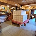 <b>L’interno del Rifugio Branca è molto piacevole. Non differisce molto dalla maggior parte dei rifugi della valle. Di fatto, è come una locanda di montagna dotata di tutti i comfort, macchina per il caffè compresa. Al centro del refettorio, una bella pigna in ceramica bianca ravviva e riscalda l’ambiente. </b>