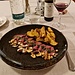 <b>Finissime di roast-beef all'inglese con salsa al prezzemolo e frutta secca tostata.</b>