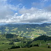 Im Aufstieg zum Kaiseregg - Seitenblick: Während am Schwarzsee die Sonne scheint, herrscht hier Schatten und Wolken/Nebel ziehen durch...