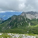 Kaiseregg - Ausblick in Gipfelnähe mit Schafberg & Co. in den Wolken.