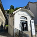 Unterwegs in Freiburg (Fribourg) - Straßenseitiger Blick auf die Talstation der Standseilbahn in der Unterstadt, Neustadt (Neuveville).