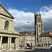 Unterwegs in Freiburg (Fribourg) - Wagen 6605 kurz vor Passieren der Liebfrauenkirche (Basilique Notre-Dame de Fribourg, links). Hinten ist der Turm der Kathedrale zu erkennen.