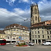 Unterwegs in Freiburg (Fribourg) - Wagen 530 im Kreisverkehr am Liebfrauenplatz (Place de Notre Dame) vor dem Trum der St. Nikolaus-Kathedrale (Cathédrale Saint-Nicolas).