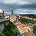 Unterwegs in Freiburg (Fribourg) - Blick entlang der Stützmauer mit der Rte des Alpes in Richtung Kathedrale.