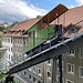 Unterwegs in Freiburg (Fribourg) - Ein Wagen des "Funi", der Standseilbahn Freiburg, kurz vor Erreichen der Talstation. Ganz gut ist aus dieser Perspektive der Stutzen für das Befüllen mit Abwasser zu erkennen.