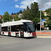 Unterwegs in Freiburg (Fribourg) - Wagen 6607 (Hess-ABB BGT-N2D lighTram®19DC) durchfährt den Kreisverkehr an der Haltestelle Charmettes. Auf der Weiterfahrt nach Marly, Gérine muss auf Oberleitungsbetrieb verzichtet werden.